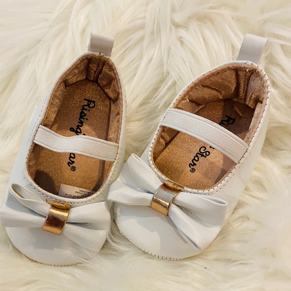 White Mary Jane Crib Shoes w gold loop bow 6-9 m